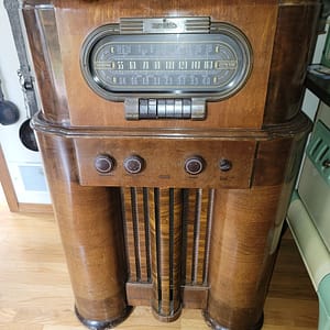 Antique RCA Victor Radio in Working Condition