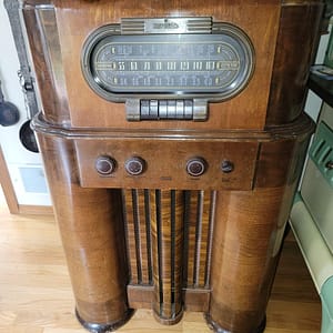 Antique RCA Victor Radio in Working Condition